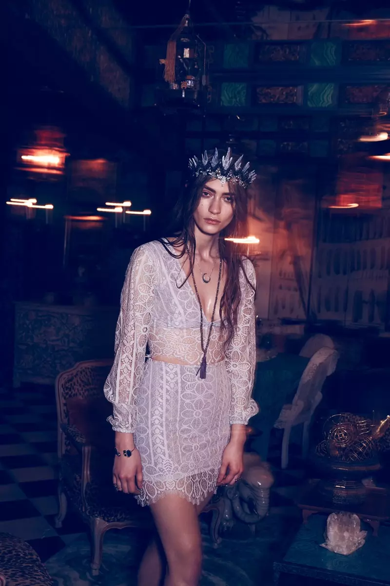 Marine Deleeuw este o „Visătoare țigană” în Lookbook-ul de toamnă al For Love & Lemons