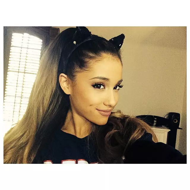 Ariana Grande dra 'n katoorband op Instagram-foto van verlede jaar.