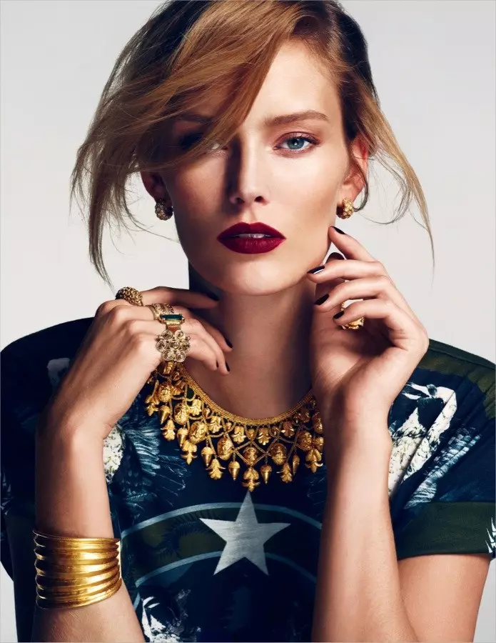 Charlotte Cordes vise l'or dans Vogue Turkey Shoot d'Emre Guven