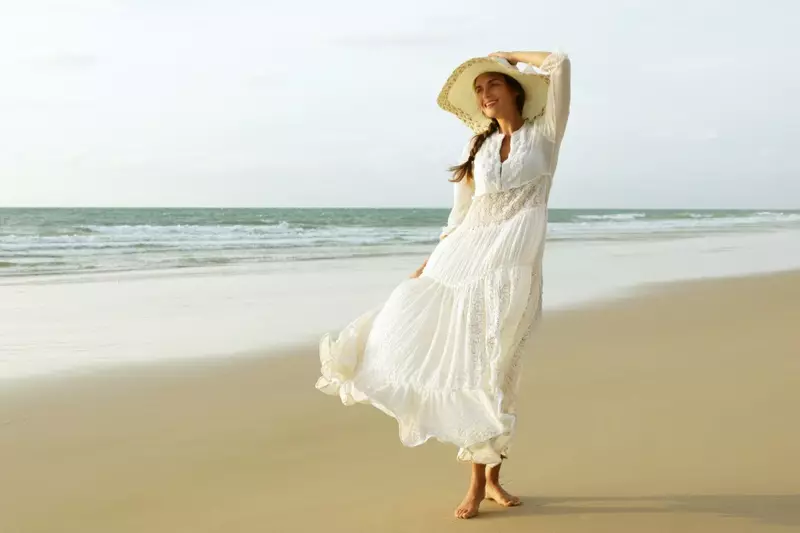 Kobieta Długa Biała Sukienka Plaża Sun Hat Lato