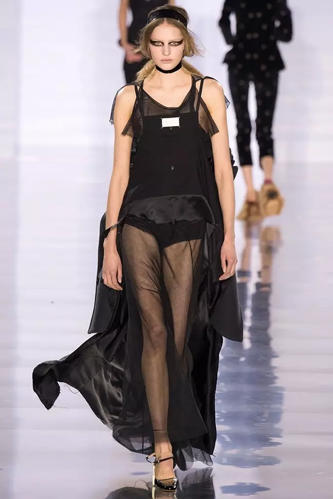 คอลเล็กชั่นที่สองของ Galliano สำหรับ Maison Margiela นั้นแปลกและสวยงาม