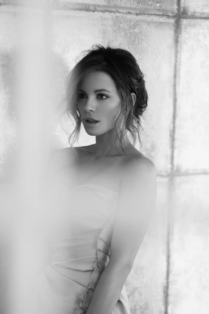 Kate Beckinsale Stuns kanggo Diego Uchitel ing C Magazine Spread