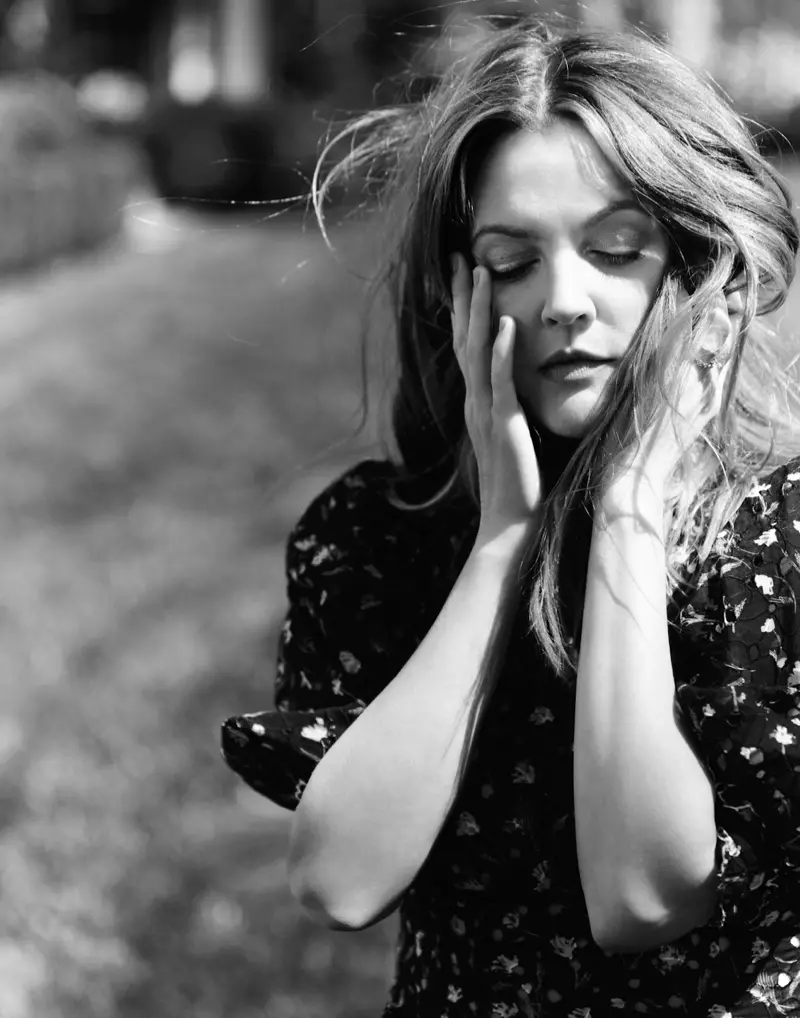 Drew Barrymore poserer for Diego Uchitel i C Magazine