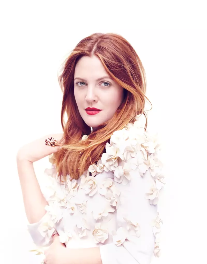 Drew Barrymore poseeraa Diego Uchitelille C Magazinessa