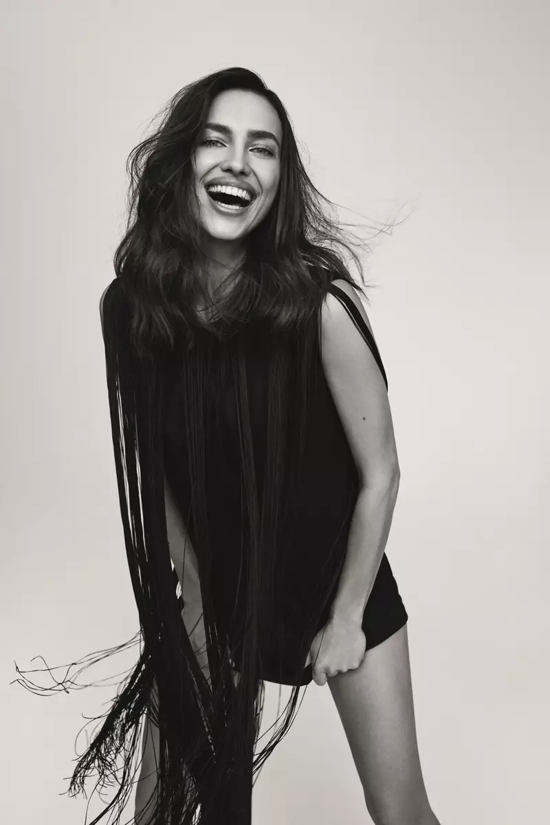 عارضة الأزياء إيرينا شايك تبتسم في حملة عطر Victoria's Secret Bombshell.