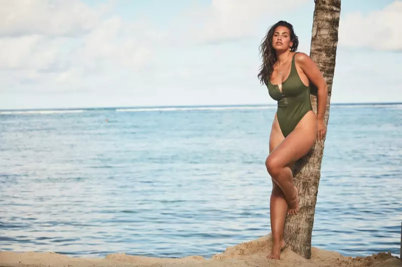Lorena Duran 在 Victoria's Secret 2020 年夏季泳装广告大片中摆姿势。
