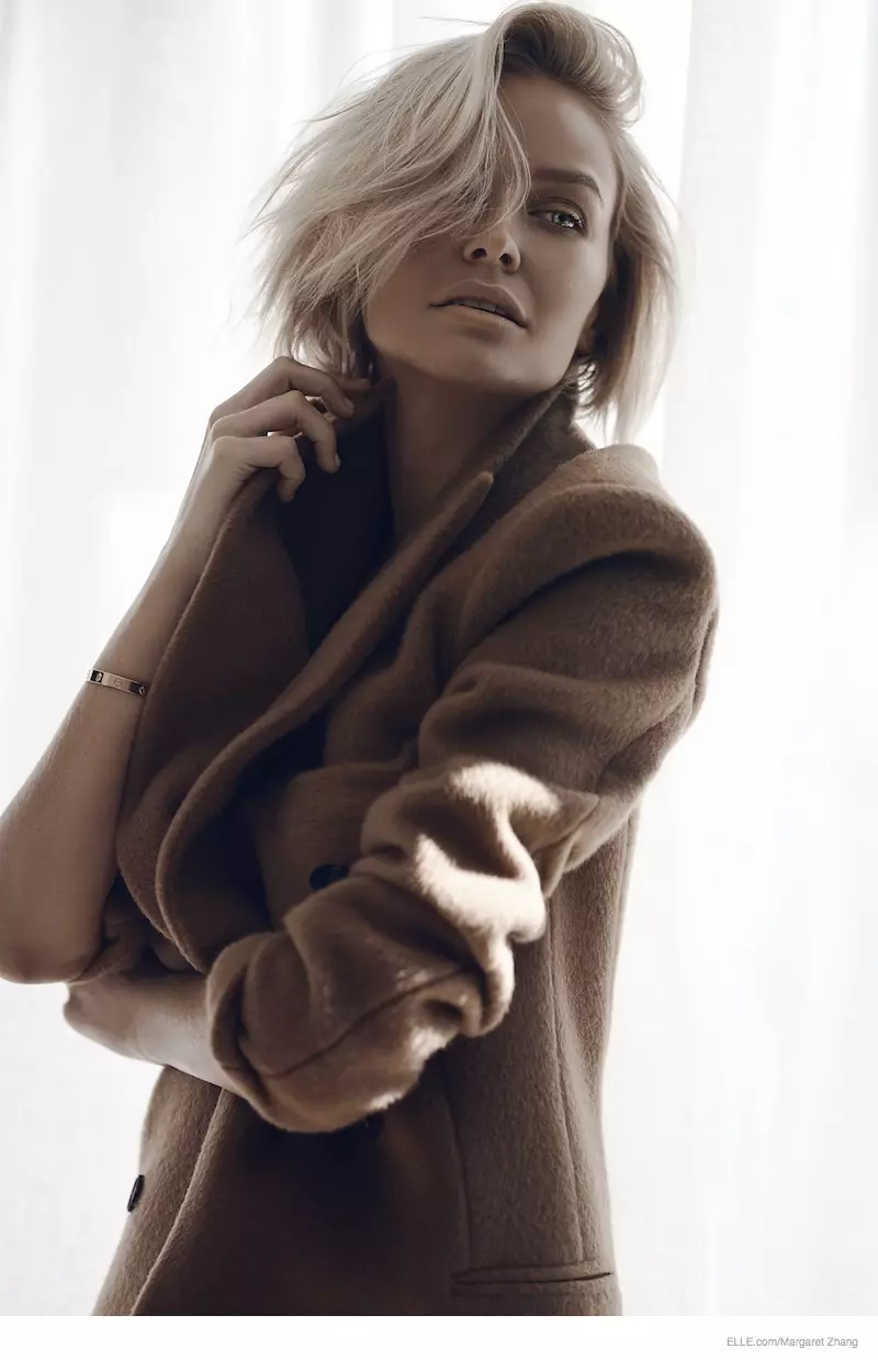 Lara Bingle ນຸ່ງເສື້ອແບບກາງໃນ Elle.com ຖ່າຍໂດຍ Margaret Zhang