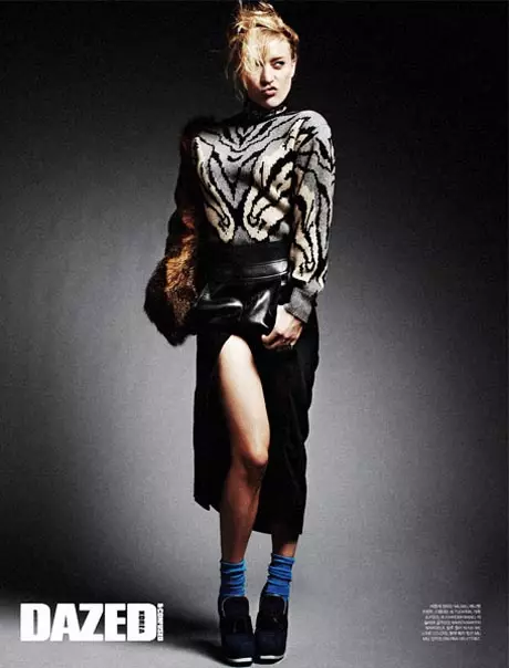 Chloe Sevigny 为 Michael Schwartz 拍摄的 Dazed & Confused Korea 的 8 月封面拍摄摆姿势