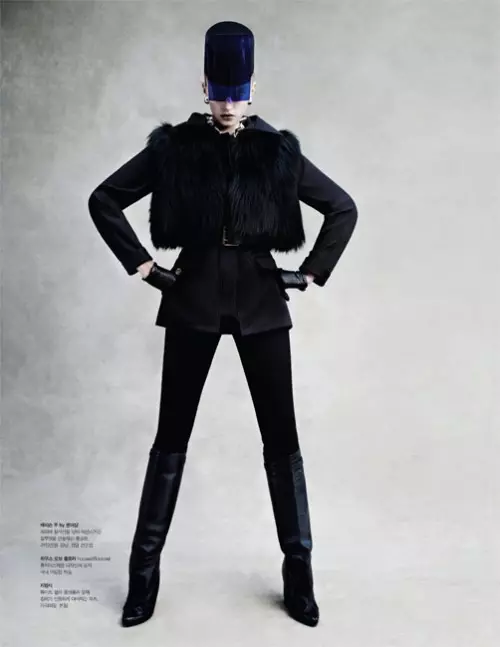 Si Sigrid Agren Nagsul-ob og Futuristic Outerwear alang sa S Magazine