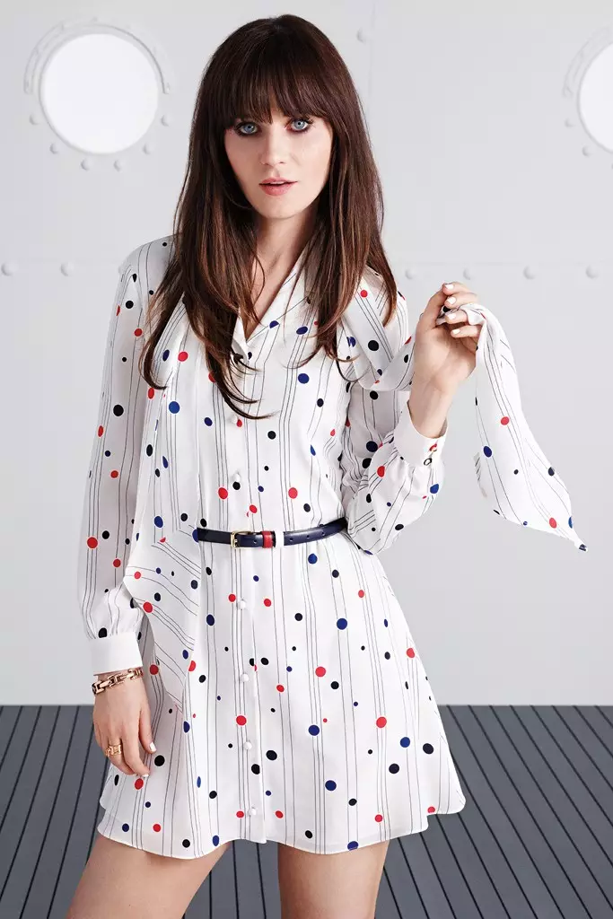 UZooey Deschanel usebenzisana noTommy Hilfiger kwi "Tommy"