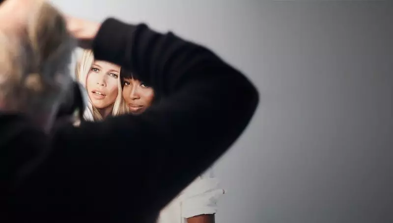 Naomi Campbell + Claudia Schiffer posan para la campaña internacional de salud mamaria de Tommy Hilfiger