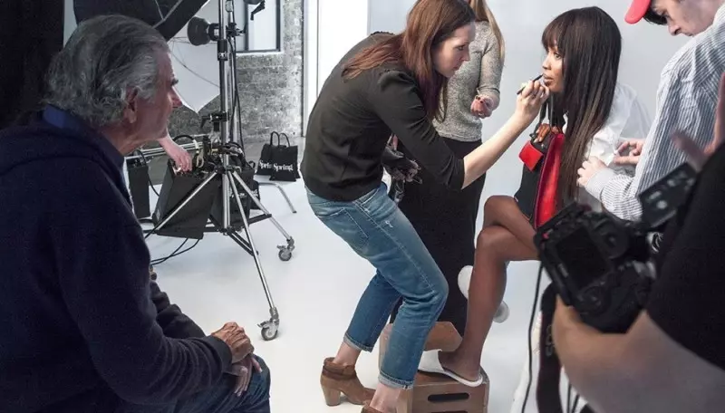 Naomi Campbell + Claudia Schiffer posent pour la campagne internationale Tommy Hilfiger sur la santé du sein