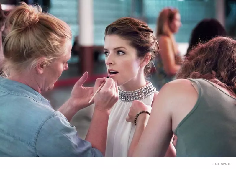 Nag-tap si Anna Kendrick para sa Mga Holiday Ad ni Kate Spade