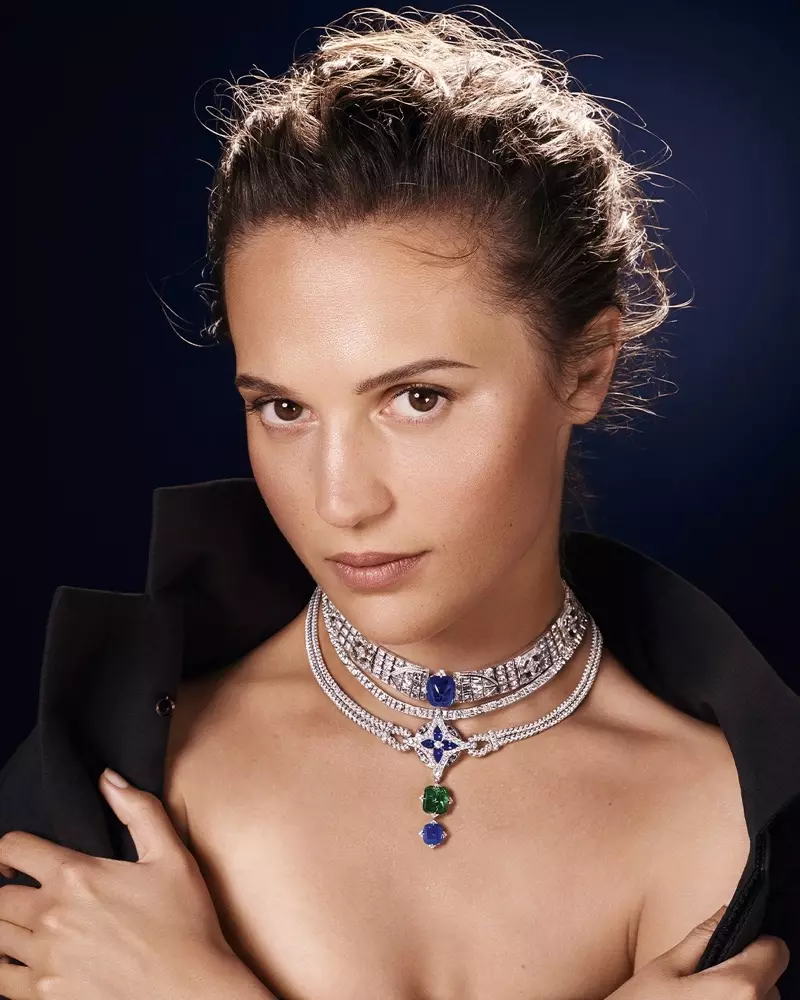Alicia Vikander béntang dina kampanye Louis Vuitton Bravery High Jewelry.