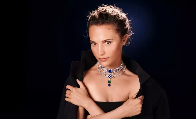 Näitleja Alicia Vikander poseerib Louis Vuittoni esimeses kõrgetasemelises ehtekampaanias.