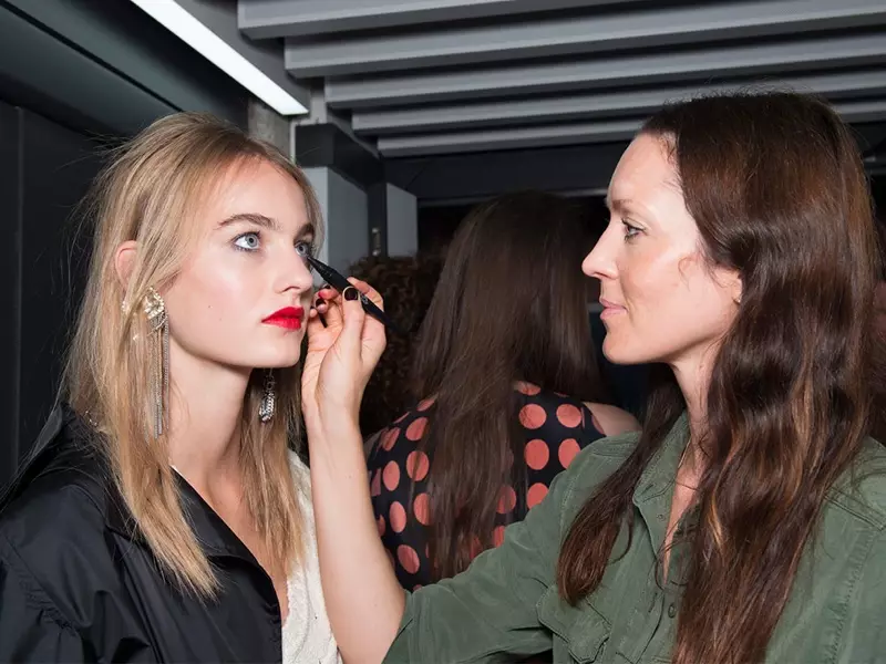 Lápiz labial rojo y delineador difuminado es el look de belleza para el desfile de primavera de Topshop Unique