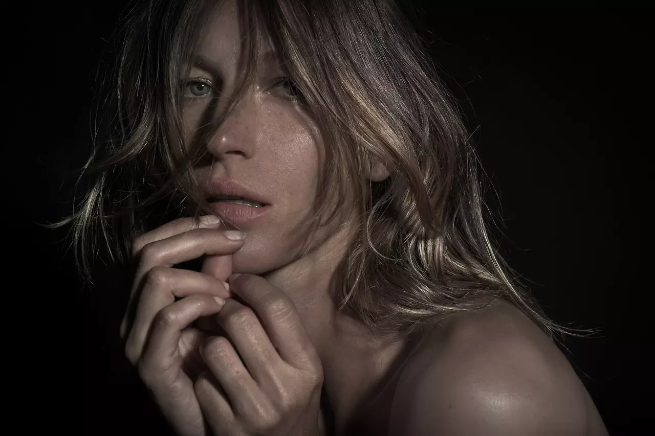 Gisele Bundchen si spoglia per Johan Lindeberg di BLK DNM