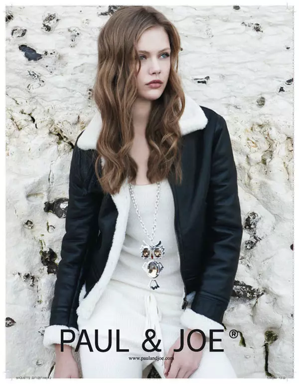 Frida Gustavvson od Patricka Demarcheliera za Paul & Joe kampanju za jesen 2010.