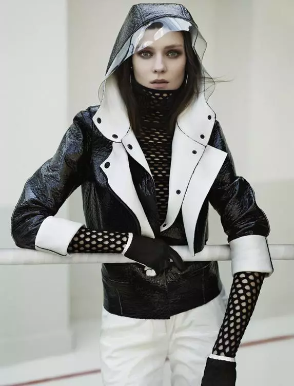 Kati Nescher Dons Leather išče naslovnico Vogue China avgusta 2012