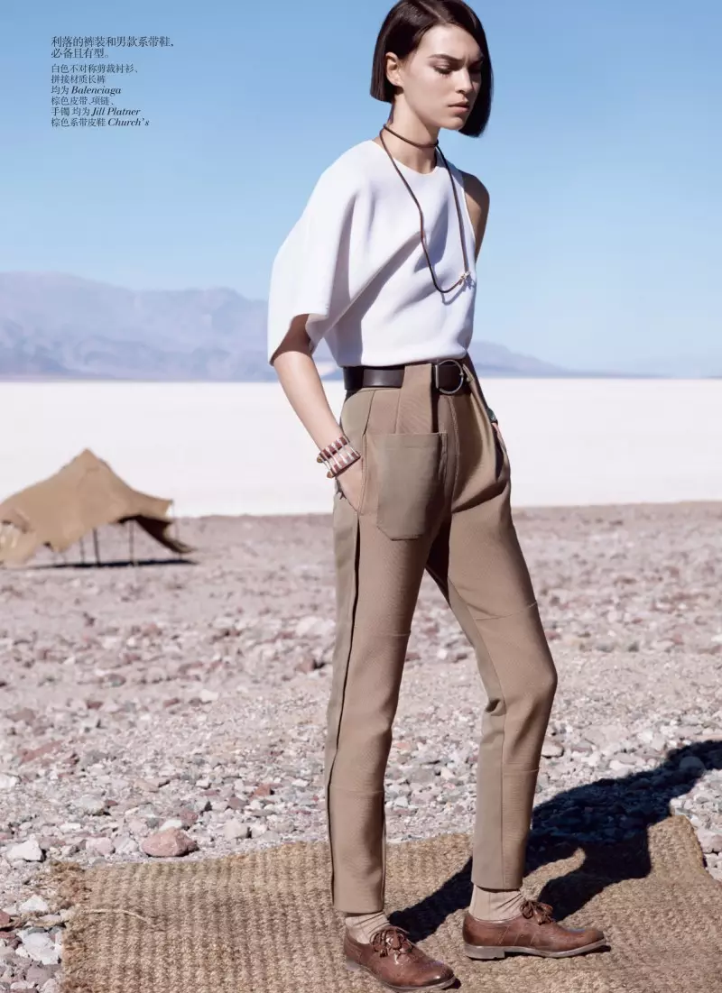 2012 මැයි මස Vogue China සඳහා Josh Olins විසින් Arizona Muse