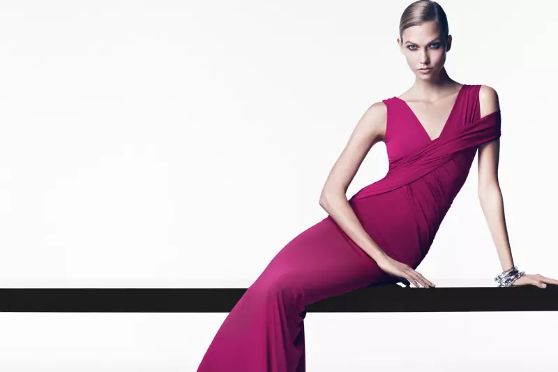 Karli Kloss “Donna Karan Resort 2013” kampaniýasy we filmi üçin ýeňil we duýgur oýnaýar