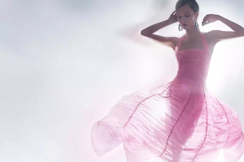 Karlie Kloss Yana Wasa Sleek da Sensual don Donna Karan Resort 2013 Campaign and Film