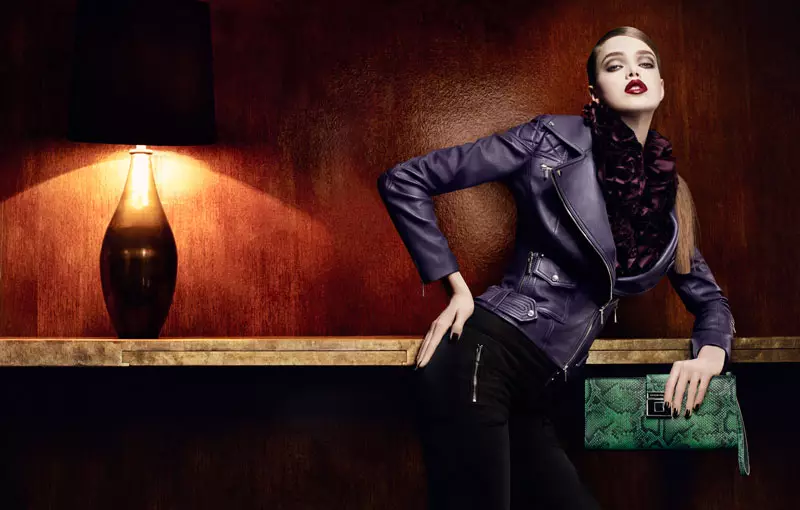 Julia Saner para sa Karen Millen Fall 2011 Campaign ni Sharif Hamza