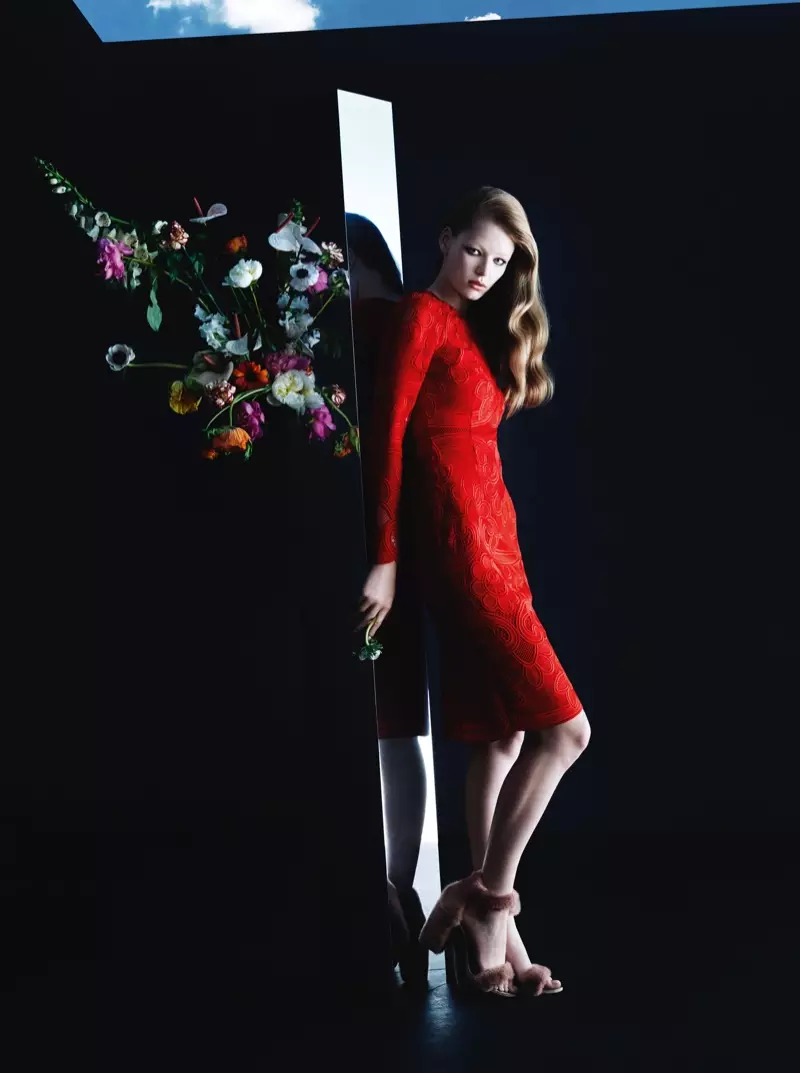 Hollie May Saker bụ ọmarịcha ifuru na mkpọsa Blumarine's Fall 2015