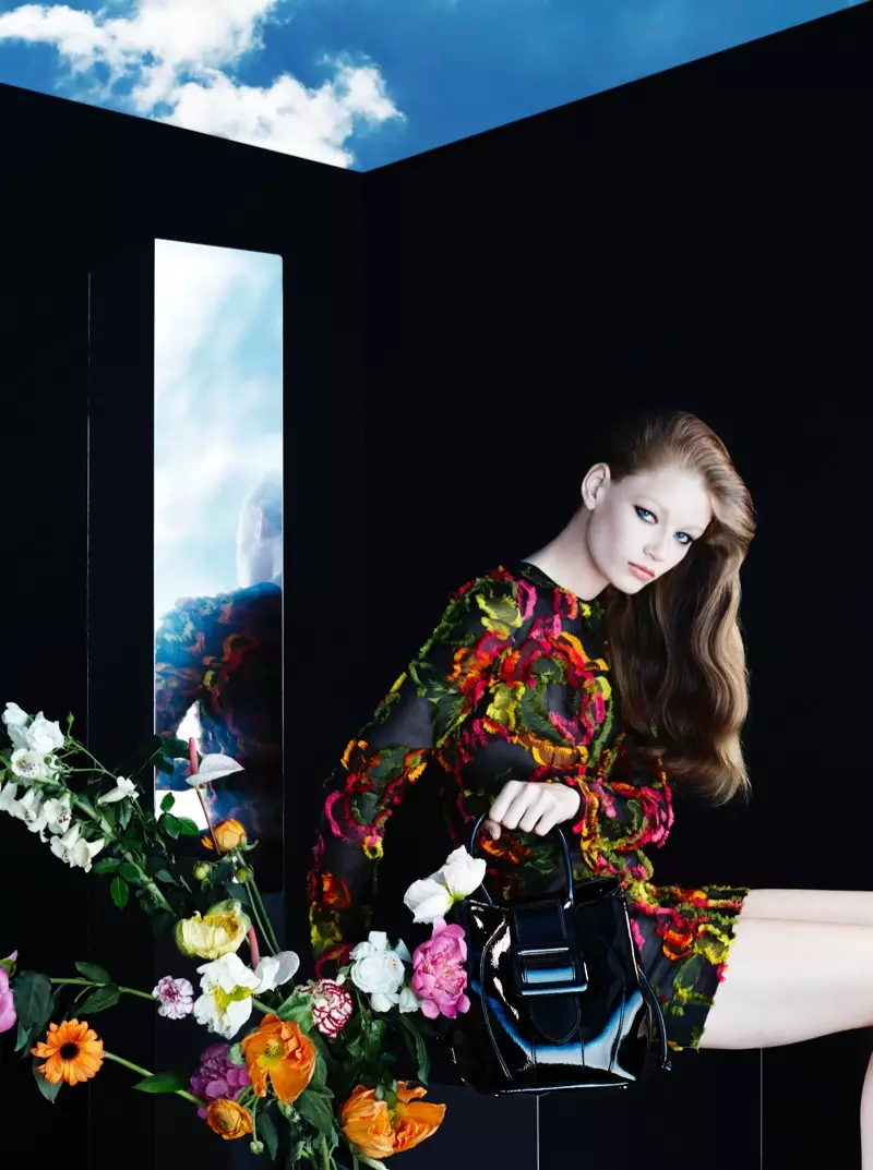 Hollie May Saker bụ ọmarịcha ifuru na mkpọsa Blumarine's Fall 2015