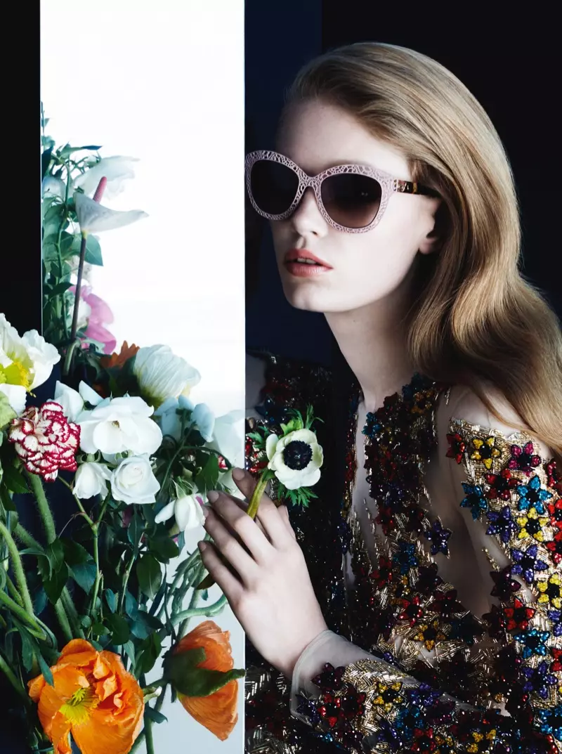 Hollie May Saker se yon Bote Floral nan Kanpay Otòn 2015 Blumarine a