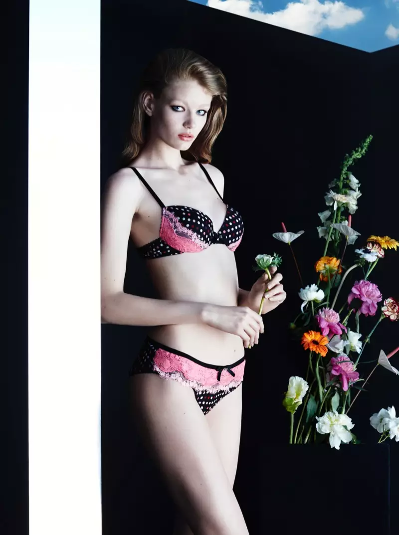 Hollie May Saker es una belleza floral en la campaña Otoño 2015 de Blumarine