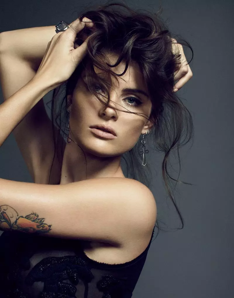 Sergi Pons ၏ El Pais Shoot အတွက် Luxe Style ရှိ Isabeli Fontana Smolders