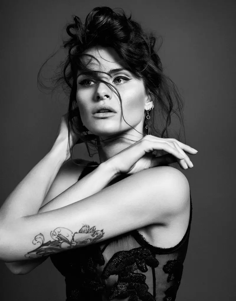 Isabeli Fontana Luxe stílusban füstölög Sergi Pons El Pais forgatásán