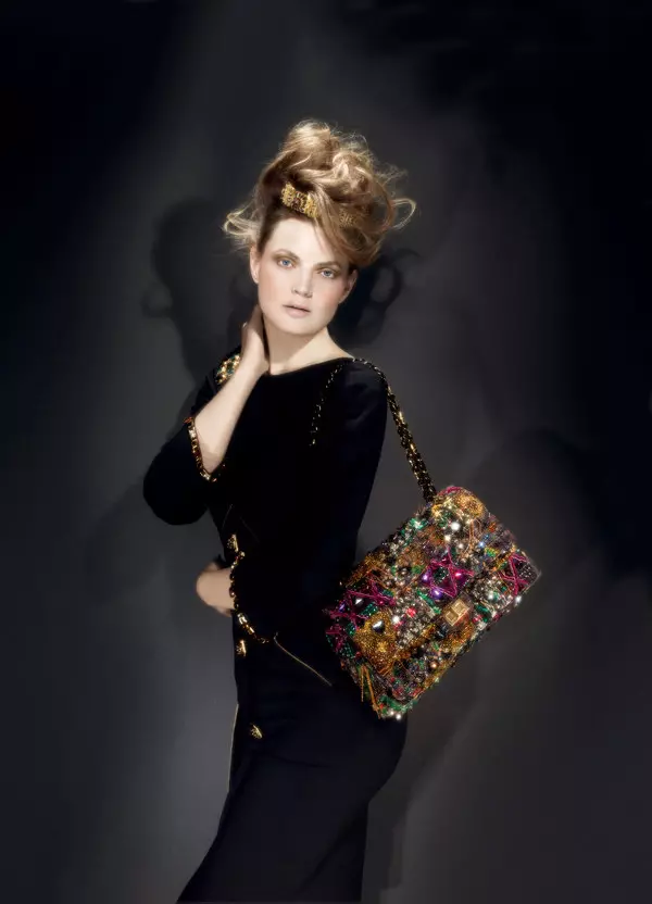 Bergdorf Goodman Pre-Fall 2011을 위해 샤넬을 입은 기네비어 반 시누스