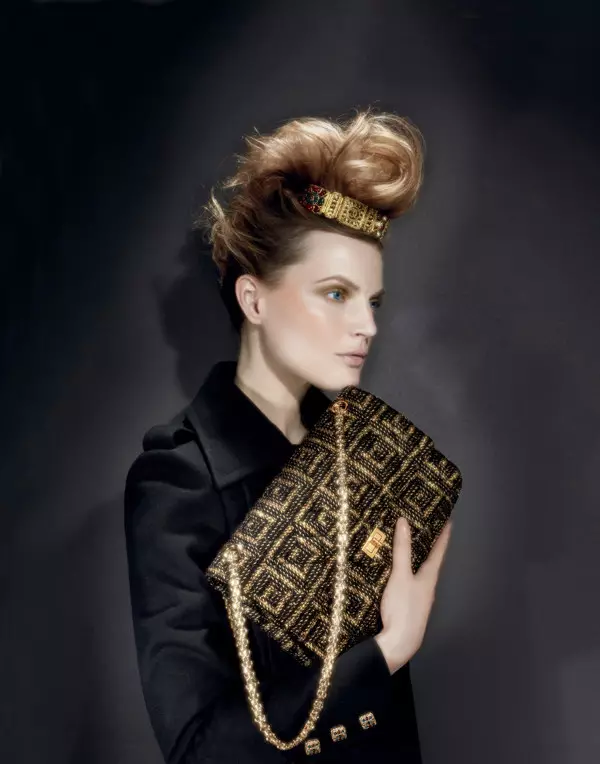 Гиневер ван Сенус дар Chanel барои Bergdorf Goodman Pre-Fall 2011