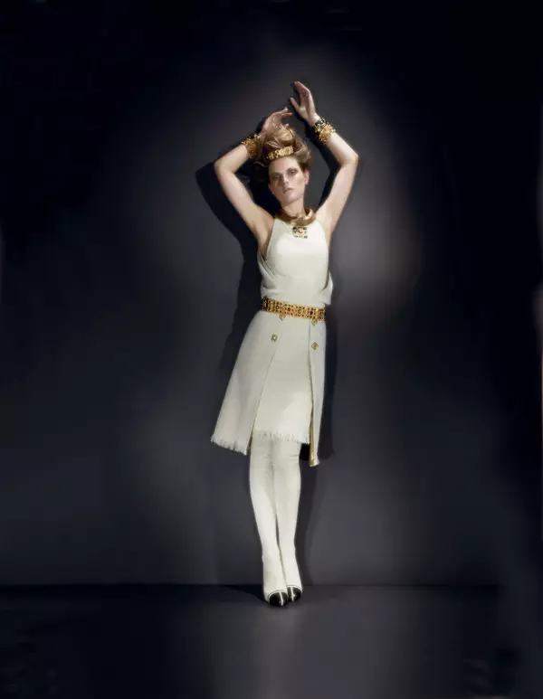 Guinevere van Seenus dina Chanel pikeun Bergdorf Goodman Pra-Fall 2011