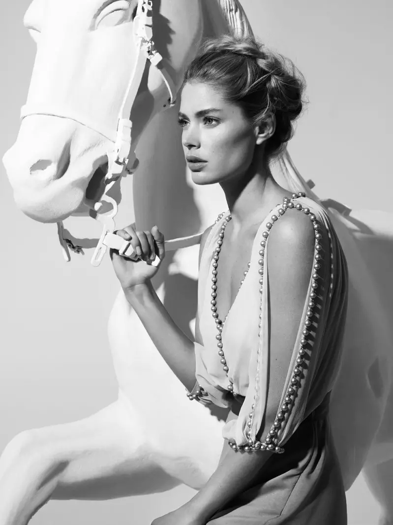 Doutzen Kroes каналлары Vogue Төркиядә Кунейт Акероглу өчен эчке алла