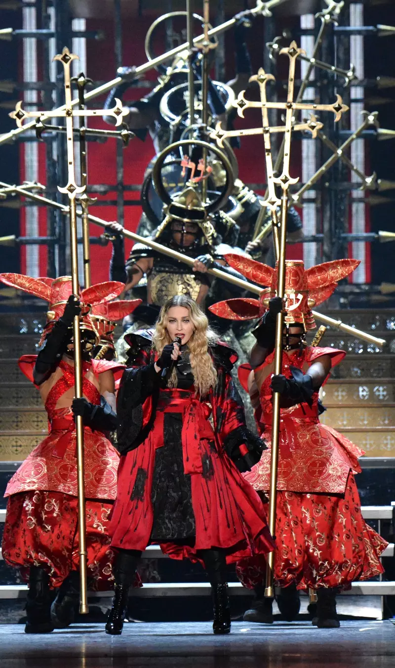 Madonna leva un traxe deseñado por Arianne Phillips na xira Rebel Heart. Foto: Kevin Mazur para WireImage