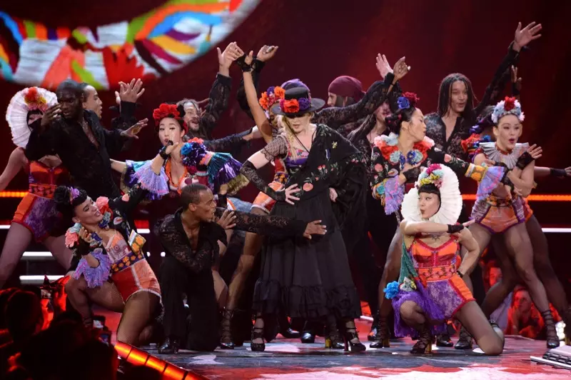 Caitheann Madonna feisteas deartha ag Gucci ar thuras Rebel Heart. Grianghraf: Kevin Mazur le haghaidh WireImage