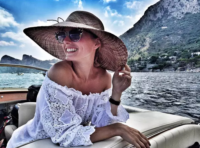 Olivia Palermo memamerkan gaun musim panas renda putih yang sempurna. Foto: Instagram/olivipalermo.