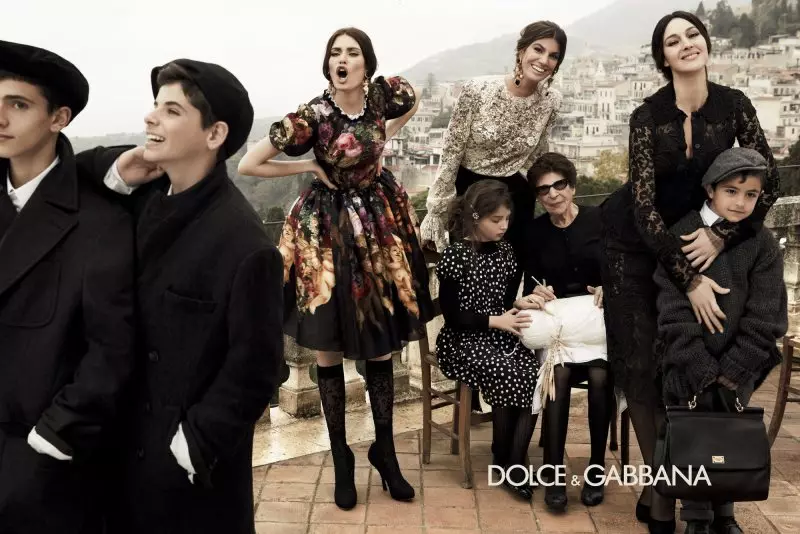 Monica Bellucci, Bianca Balti & Bianca Brandolini Dhammaantood Waxay Ku Jiraan Qoyska Ololihii Dolce & Gabbana ee Dayrta 2012 ee Giampaolo Sgura