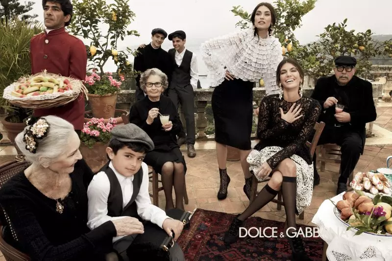 Monika Bellucci, Bianca Balti və Bianca Brandolini, Giampaolo Sgura tərəfindən Dolce & Gabbana-nın 2012 Payız Kampaniyası üçün Ailədədirlər