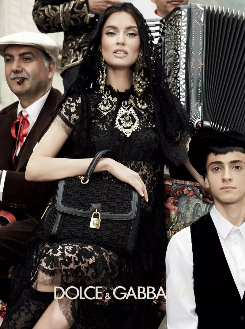 Monica Bellucci, Bianca Balti & Bianca Brandolini Estas Ĉiuj en la Familio por la Aŭtuno 2012 Kampanjo de Dolce & Gabbana de Giampaolo Sgura