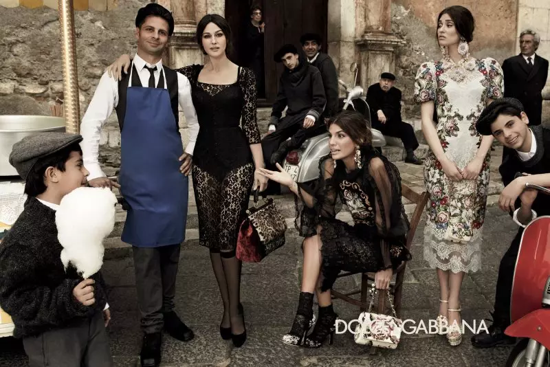 Monica Bellucci, Bianca Balti & Bianca Brandolini Estas Ĉiuj en la Familio por la Aŭtuno 2012 Kampanjo de Dolce & Gabbana de Giampaolo Sgura