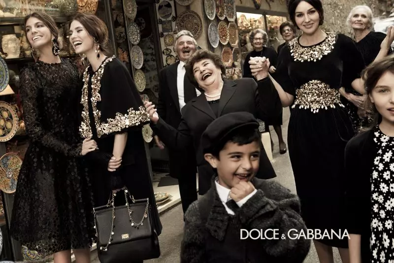 Monica Bellucci, Bianca Balti & Bianca Brandolini Estas Ĉiuj en la Familio por la Aŭtuno 2012 Kampanjo de Dolce & Gabbana de Giampaolo Sgura