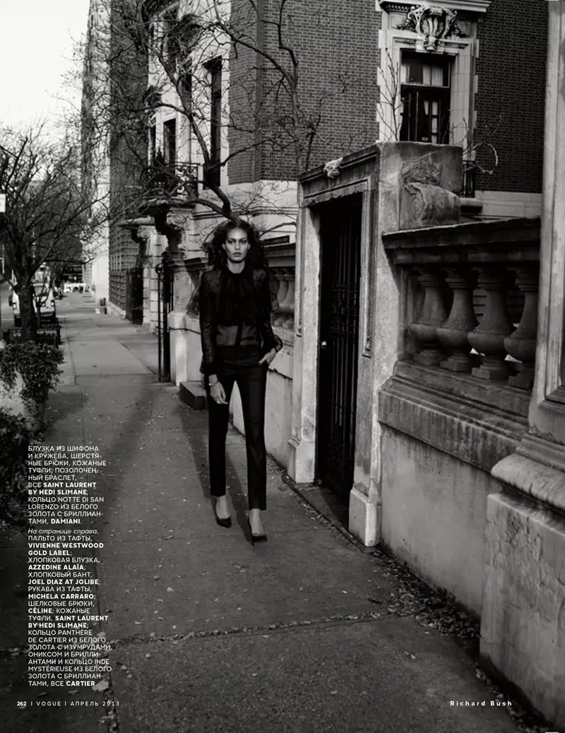 Joan Smalls poserer for Richard Bush i Vogue Ruslands forsidehistorie fra april 2013