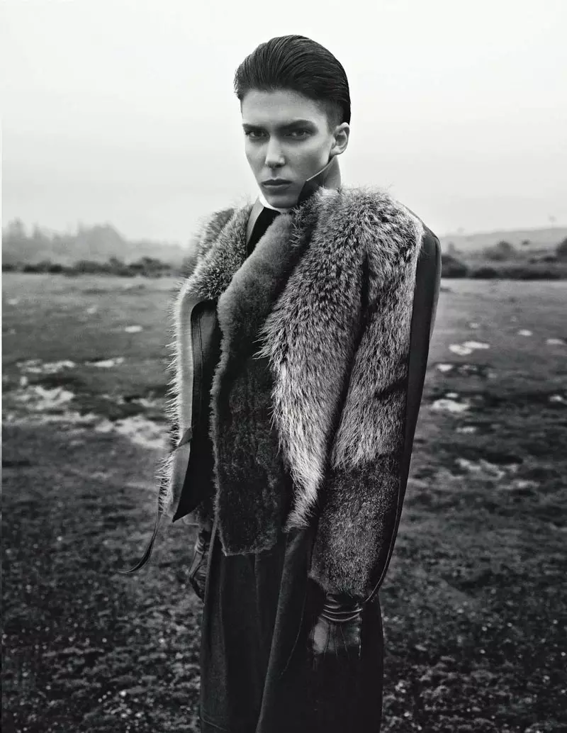 穿著外套的 Kristina Salinovic 在 Vogue 俄羅斯 11 月刊中為 Richard Bush 擺姿勢