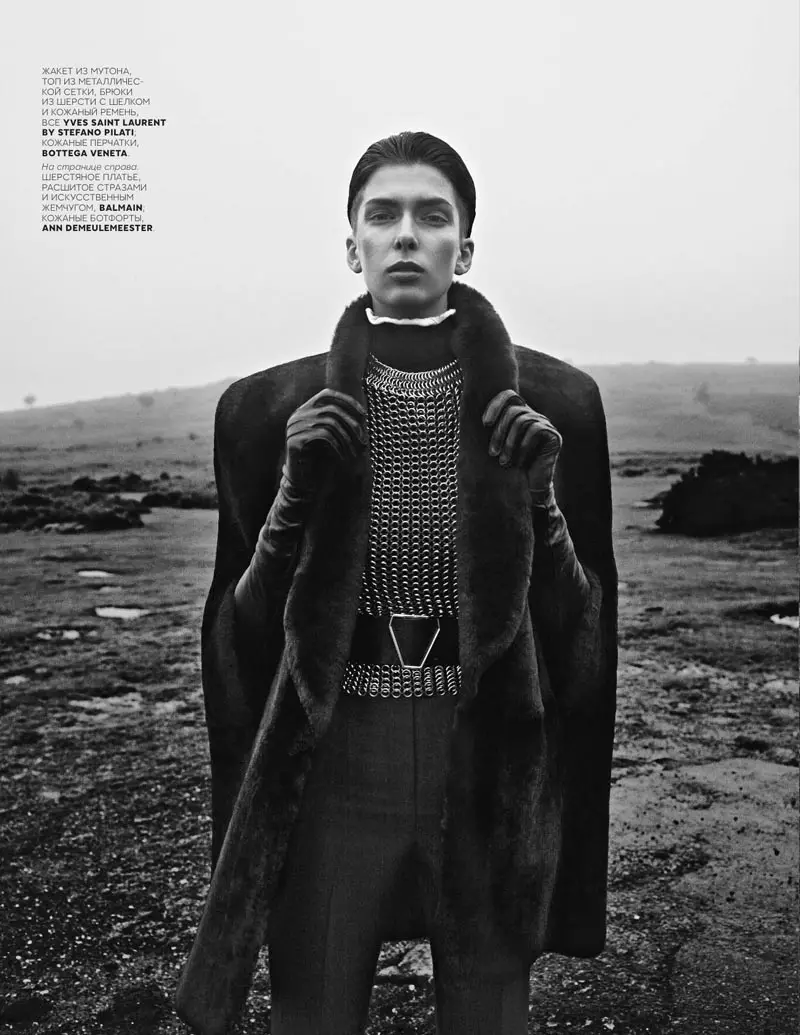Vogue Russia ၏နိုဝင်ဘာလထုတ်တွင် Richard Bush အတွက် ၀တ်စုံဝတ်ထားသည့် Kristina Salinovic သည်