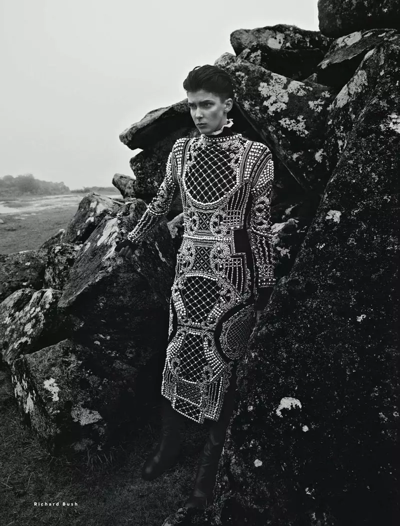Usa ka Outerwear Clad Kristina Salinovic Poses para kang Richard Bush sa Vogue Russia's November Issue