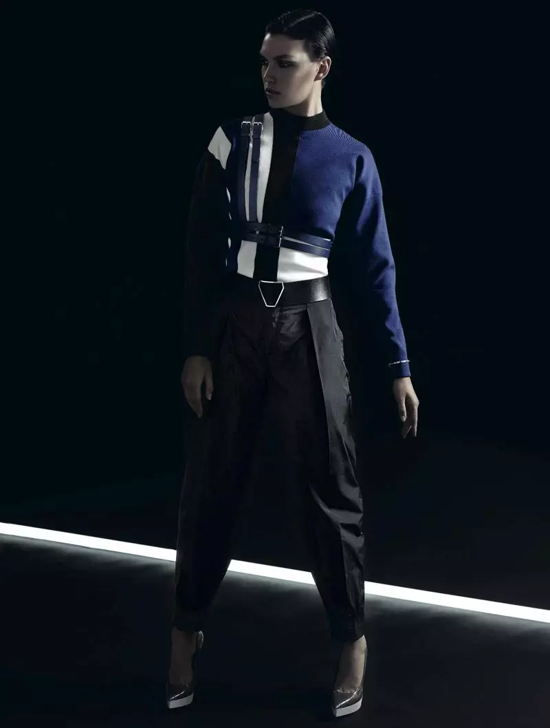 Arizona Muse Dons Menswear Shapes for Vogue Russia November 2012 ndi Richard Bush